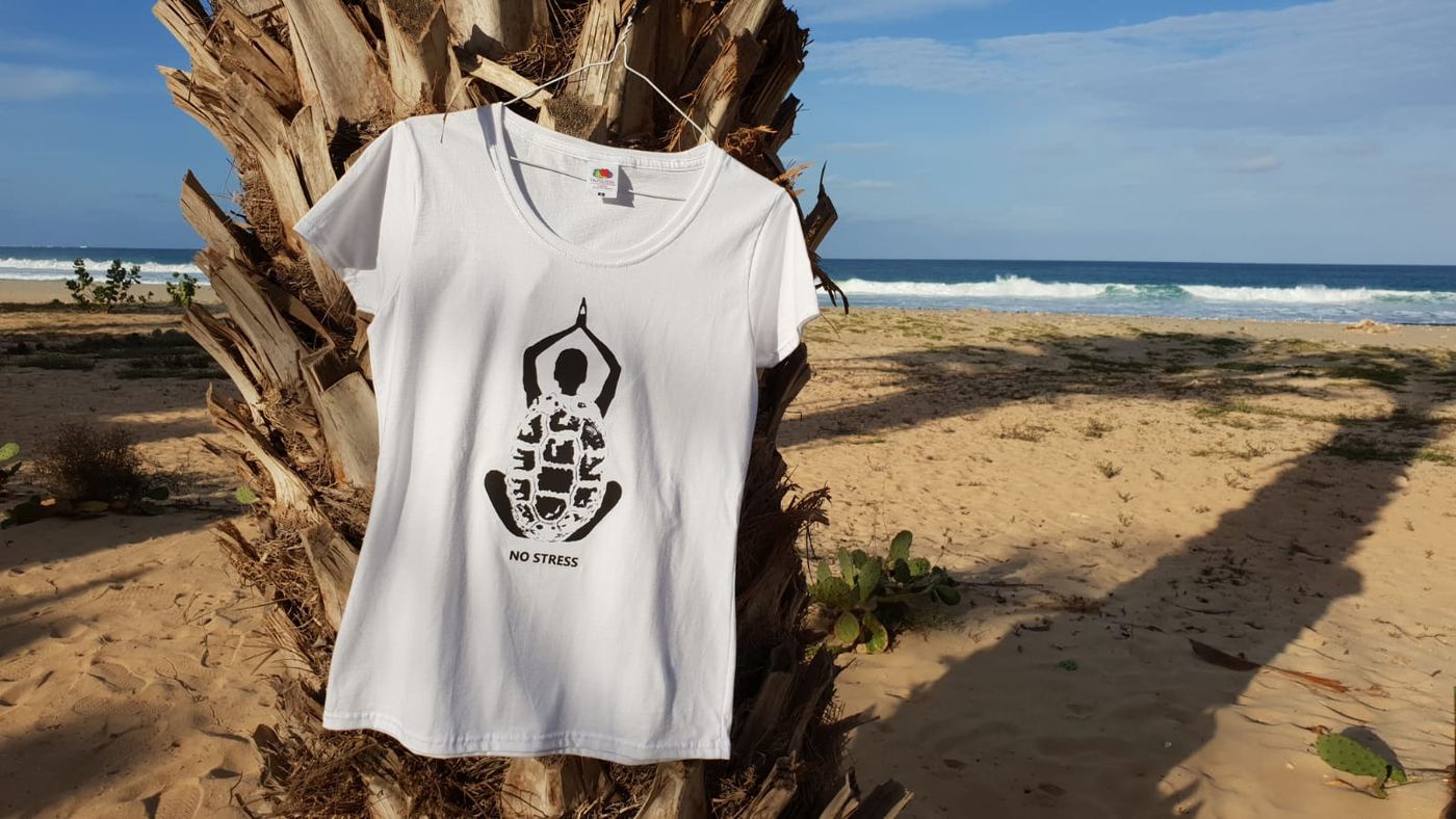 T-Shirt mit dem Aufdruck „No Stress“ an einer Palme an einem Strand auf Boa Vista