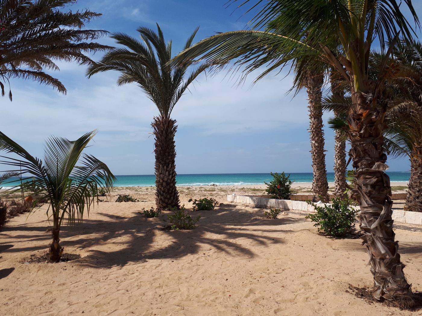 Wohnbereich des Strandhauses Boa Vista mit Blick durch die Terrassentür auf den Strand