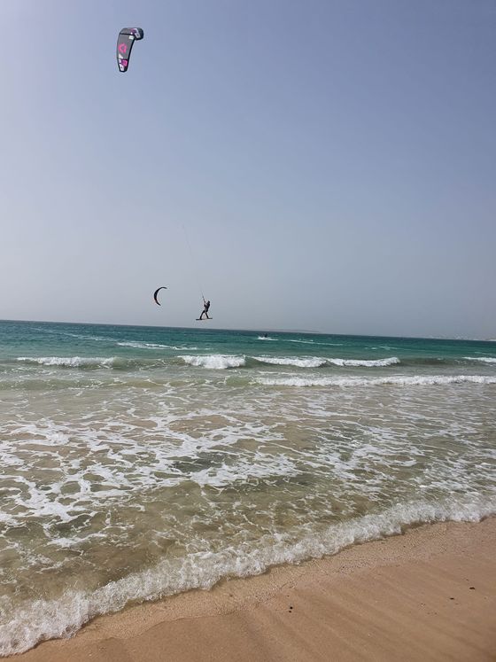 Beachhaus Praia de Chaves, foto – Kitesurfer davanti alla spiaggia