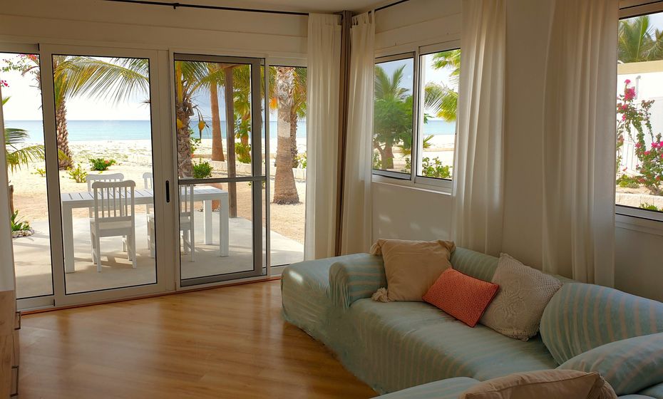 Strandhaus Boa Vista, Foto – Wohnzimmer mit Terrassentür zum Strand