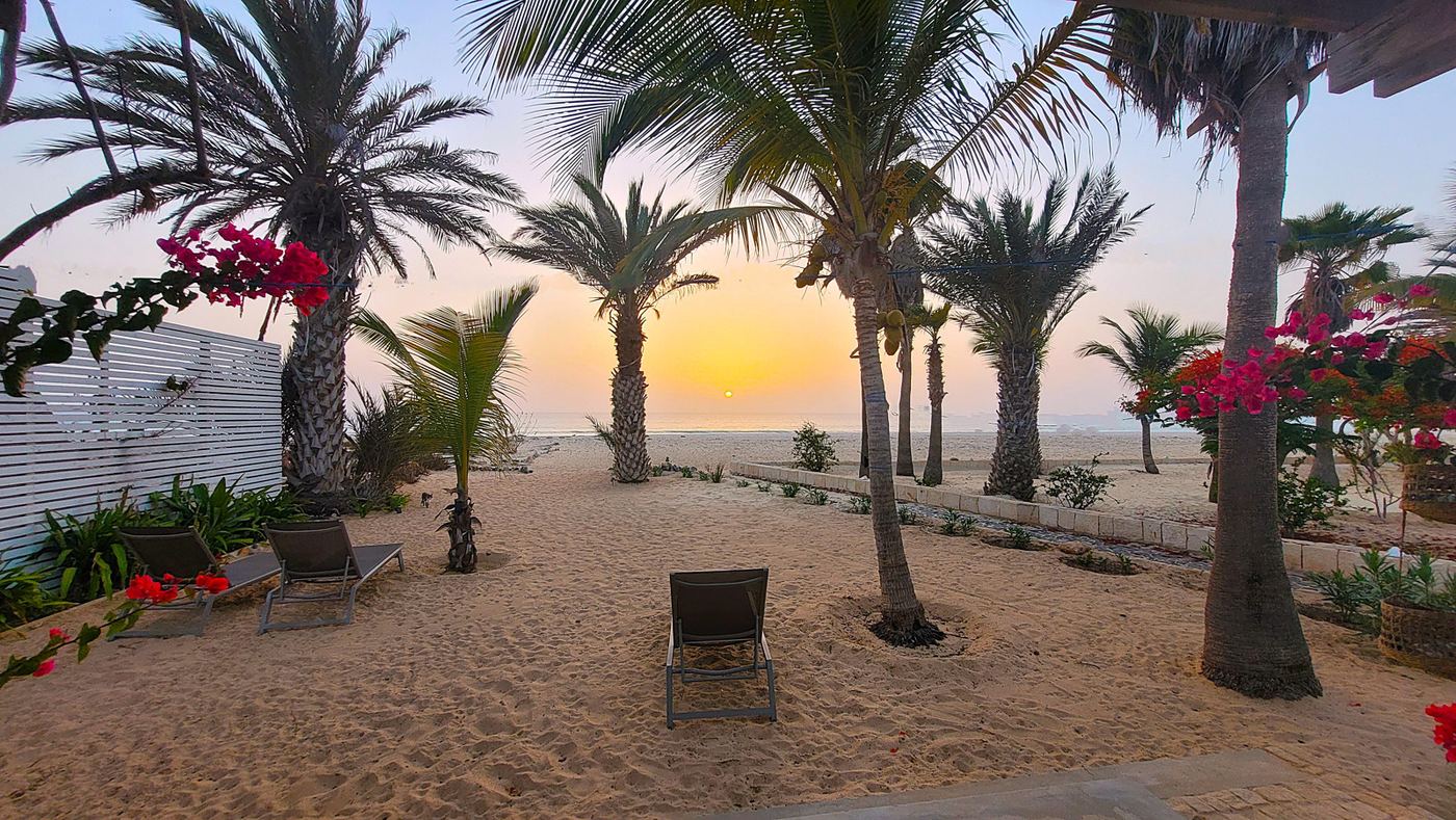 Accogliente angolo relax del Beachhaus Praia de Chaves con vista sul tramonto
